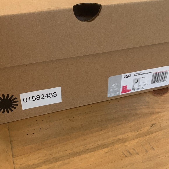 UGG® Kids Classic Brellah Mini Shearling Style hot pink size 3 NWT - Picture 7 of 9